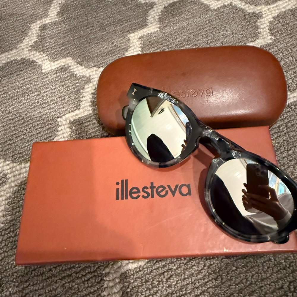 Illesteva Black and Gray Sunglasses